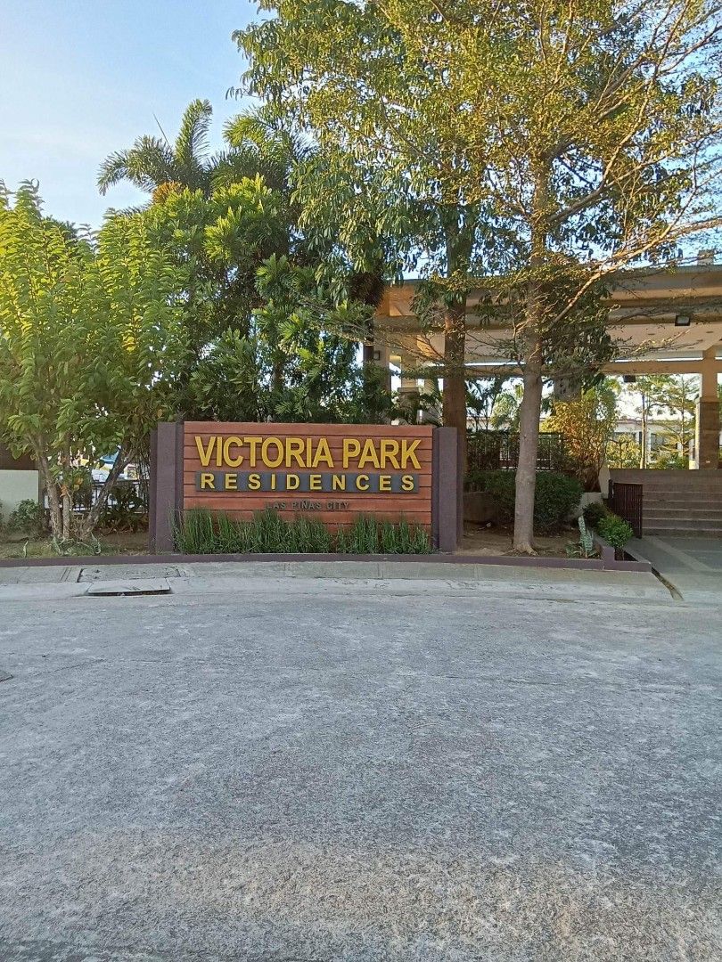 Victoria Park Residences, Las Piñas (Category: Townhouse) located in Pasig City. Submitted by rrdeocampo (Listing ID 1412624111, Image 1). Description: 🏡 Pre-Owned Townhouse for Sale – ₱8.5M | Las Piñas City** Live in comfort and convenience at Victoria Park Residences, a quiet and secure community just walking distance to SM Southmall. ✨ Property Details: * 3 Bedrooms * 2 Toilet & Bath * 1 Car Garage Port 🌴 Community Amenities: * Clubhouse * S