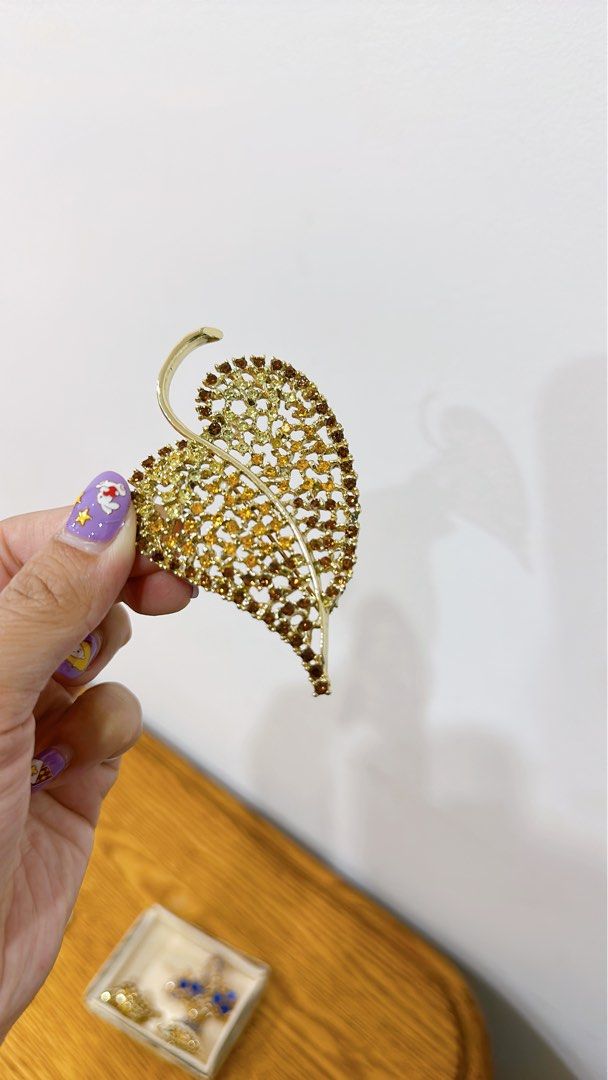 Vintage DODD Signed Citrine Yellow Rhinestone Leaf Demi-Brooch & Clip Earrings (Category: Collectibles) located in Miranda. Submitted by abbie.corner (Listing ID 1412598772, Image 1). Description: Rare beautiful vintage signed Dodds amber yellow rhinestone large leaf brooch/pin. This sparkly and eye catching brooch is marked DODDS. The brooch is 3.5” wide and about 2” tall. Goldtone and Champagne Rhinestone Oversized Leaf Clip On Earrings Length: