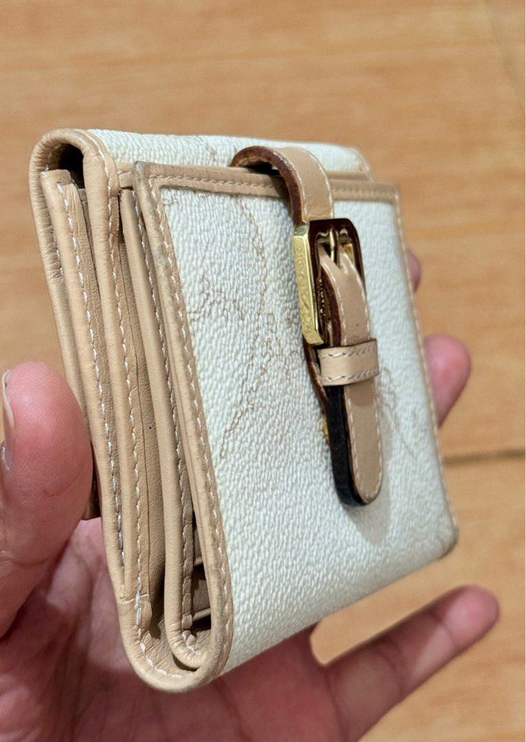 Alviero Martini (Category: Luxury Bags & Wallets) located in Malolos. Submitted by flapnbloom.ph (Listing ID 1412776135, Image 3). Description: - Rare Alviero Martini Geo White short wallet - Handy portable in size .