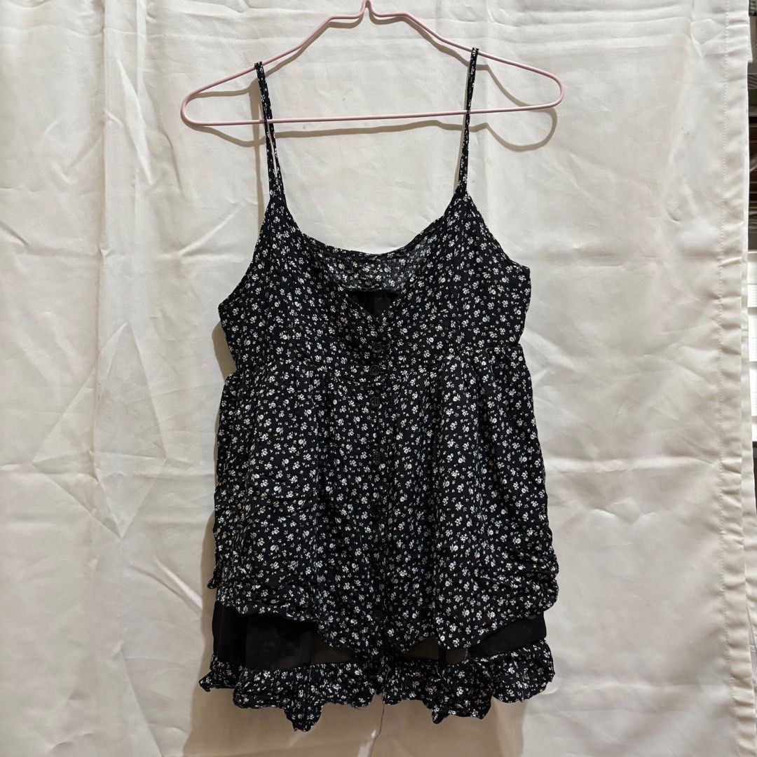 Black Floral Sleeveless Top (Category: Sleeveless) located in Manila. Submitted by 9804_ph (Listing ID 1412742451, Image 1). Description: .