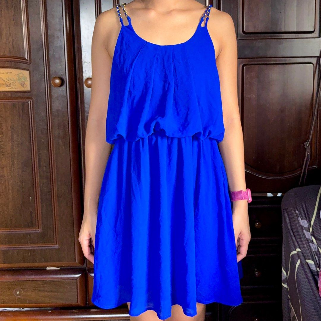 Blue Dress with Chain Straps (Category: Dresses) located in Floridablanca. Submitted by dncmaee (Listing ID 1412816927, Image 1). Description: - Blue dress - Chain straps - Empire waist - Flowy, knee-length skirt - Lightweight fabric - Ideal for summer or special occasions For reference Height: 5’3 Waist: 28 Bust: 30-34.