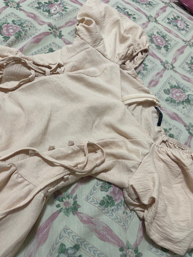 Bnew Lovito Puff Sleeve Dress (Category: Dresses) located in Manila. Submitted by sapsari (Listing ID 1412754975, Image 3). Description: -bnew - Light beige dress - puff sleeves .