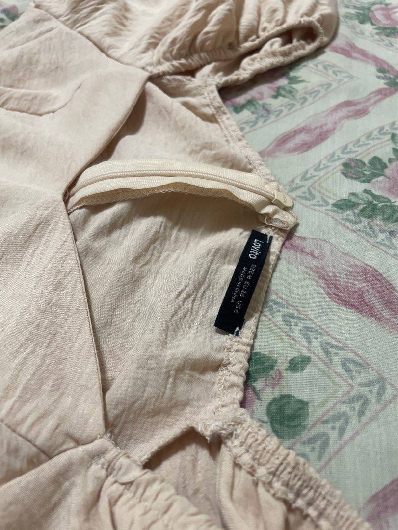 Bnew Lovito Puff Sleeve Dress (Category: Dresses) located in Manila. Submitted by sapsari (Listing ID 1412754975, Image 2). Description: -bnew - Light beige dress - puff sleeves .