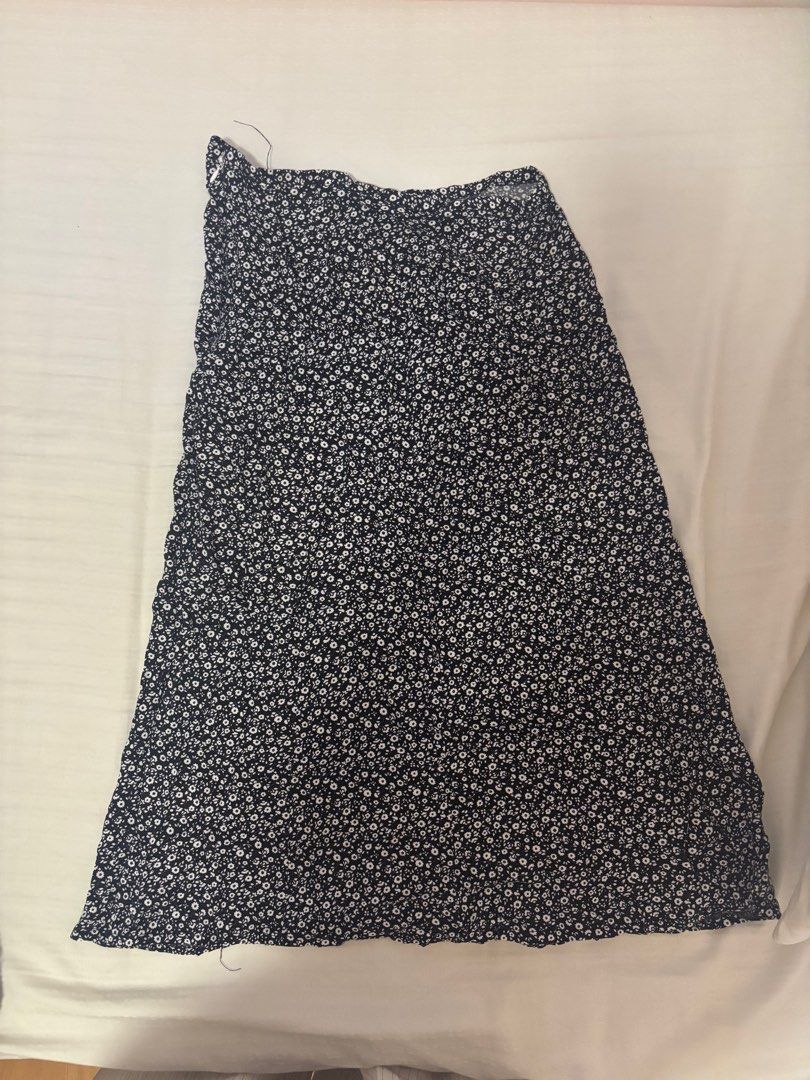 Floral Print Midi Skirt (Category: Skirts) located in Makati City. Submitted by aliyahspreloved (Listing ID 1412766427, Image 1). Description: - Black skirt with floral pattern - Flowing A-line design - Lightweight and breathable fabric - Ideal for warm weatheri - Versatile for casual outfits.