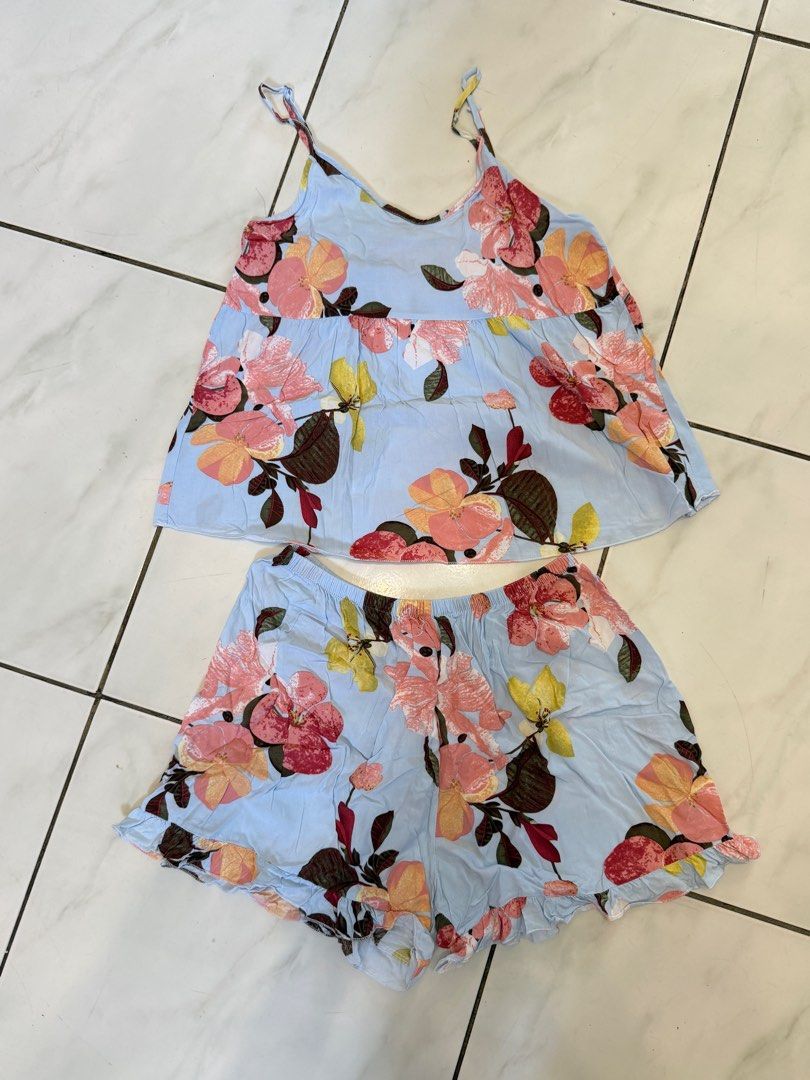 Floral Sleepwear (Category: Sets or Coordinates) located in Batangas. Submitted by 4thside (Listing ID 1412738857, Image 1). Description: Like new Size: Xs to small Note: No requesting if ww and other photos No issue.