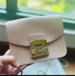 (Category: ) located in . Submitted by iheartauthenticonly (Listing ID 1412828407, Image 1). Description: .