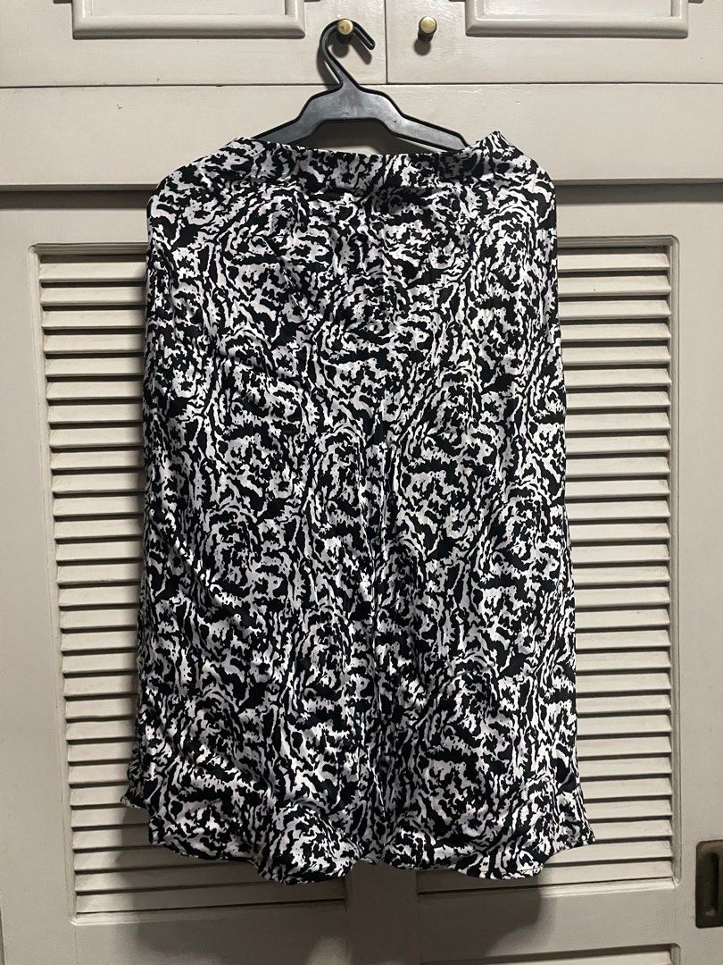 H&M Black and White Printed Skirt (Category: Skirts) located in Bulacan. Submitted by elehktrax (Listing ID 1412798955, Image 2). Description: .