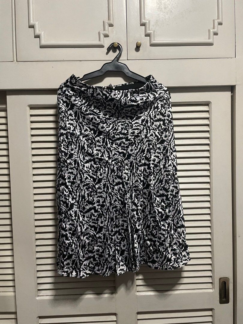 H&M Black and White Printed Skirt (Category: Skirts) located in Bulacan. Submitted by elehktrax (Listing ID 1412798955, Image 1). Description: .