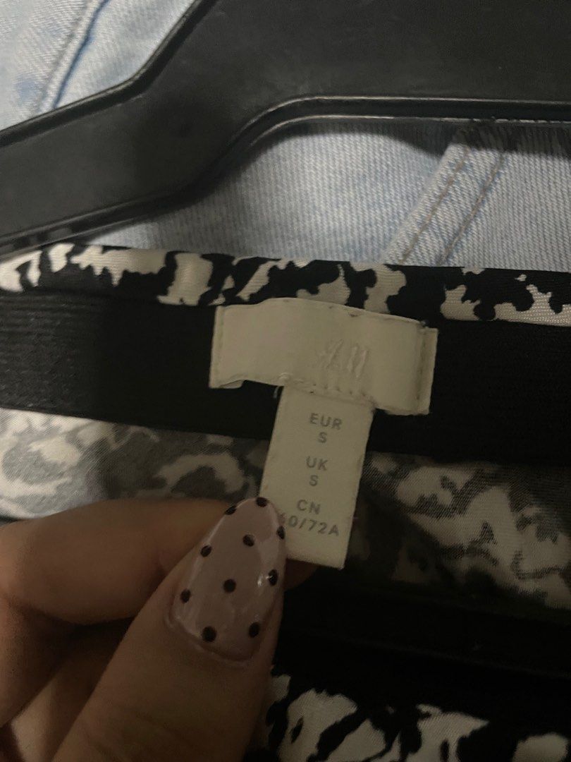 H&M Black and White Printed Skirt (Category: Skirts) located in Bulacan. Submitted by elehktrax (Listing ID 1412798955, Image 3). Description: .