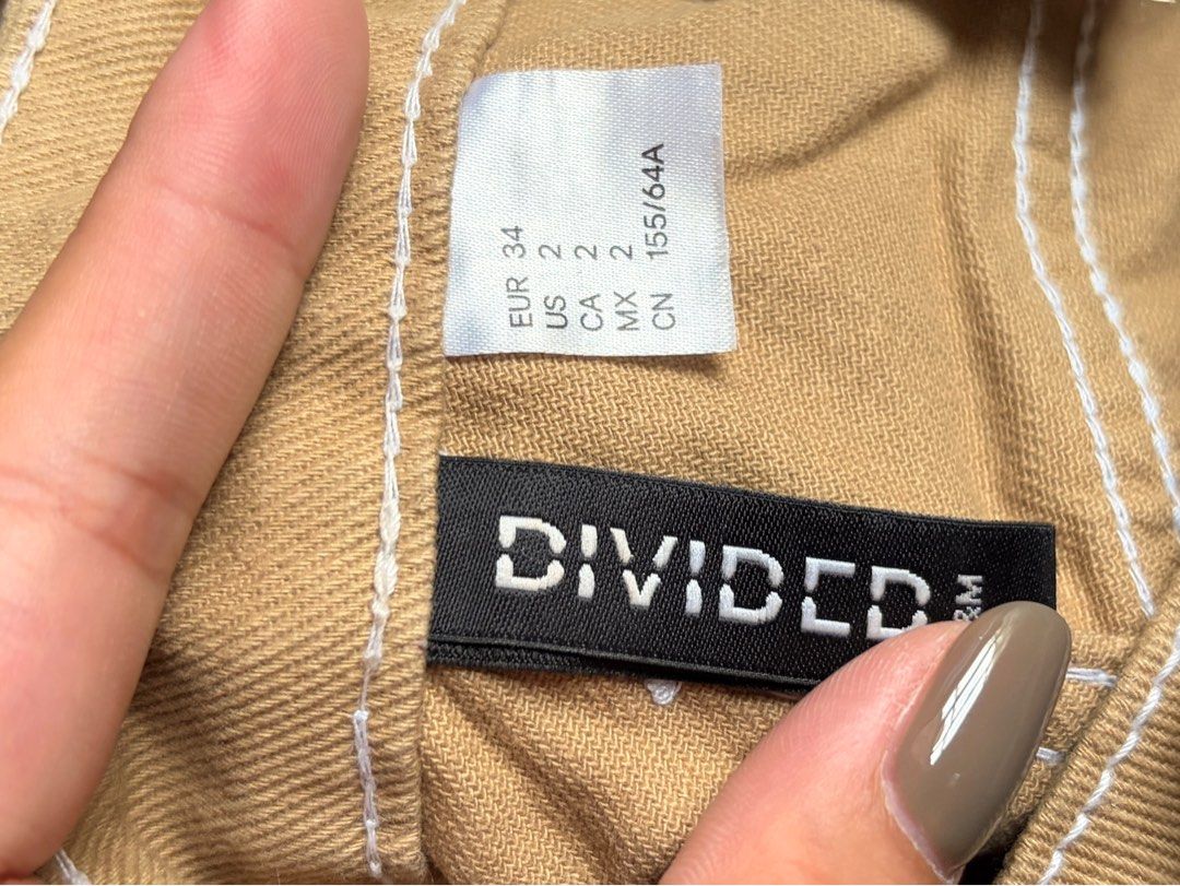 H&M Divided Cargo Brown Khaki Pants (Category: Jeans) located in Quezon City. Submitted by sofierz (Listing ID 1412764369, Image 2). Description: - H&M Divided tan cargo pants - Waist: ~30in - Features white stitching - Two front and two side pockets - Button and zipper closure - Size: EUR 34, UK 6, US 2, CN 155/64A - Neutral color.