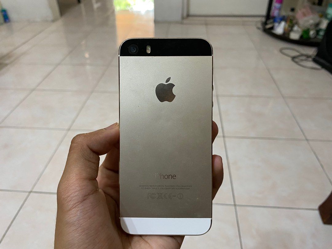 iPhone SE 2016 32GB Defective (Category: iPhone SE Series) located in Balayan. Submitted by mattroosevelt19951018 (Listing ID 1412762049, Image 3). Description: Openline, unli reset and not bypassed Negotiable po. Issues: -Touch ID not working -Back Camera not working -Screen is seperating and has signs of water damage -77% battery health -power button not working RFS: Upgraded to iPhone 11 and i need extra cash, We aren’t doing well..