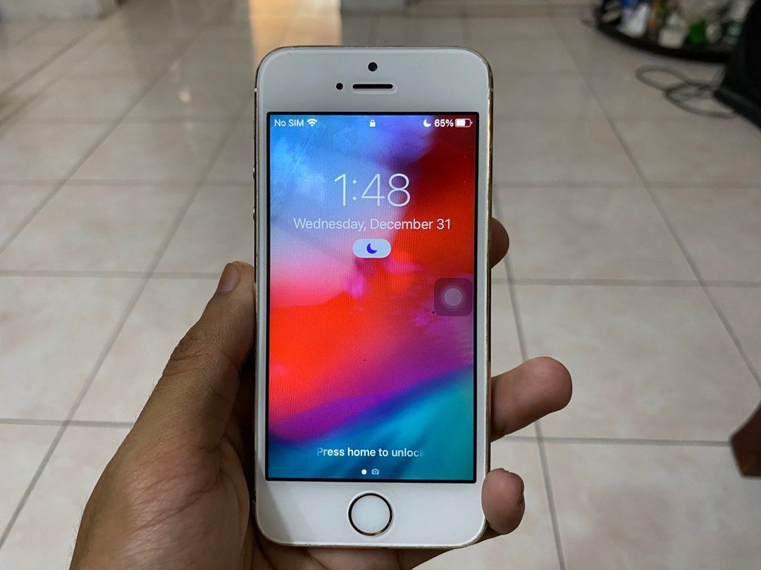 iPhone SE 2016 32GB Defective (Category: iPhone SE Series) located in Balayan. Submitted by mattroosevelt19951018 (Listing ID 1412762049, Image 1). Description: Openline, unli reset and not bypassed Negotiable po. Issues: -Touch ID not working -Back Camera not working -Screen is seperating and has signs of water damage -77% battery health -power button not working RFS: Upgraded to iPhone 11 and i need extra cash, We aren’t doing well..