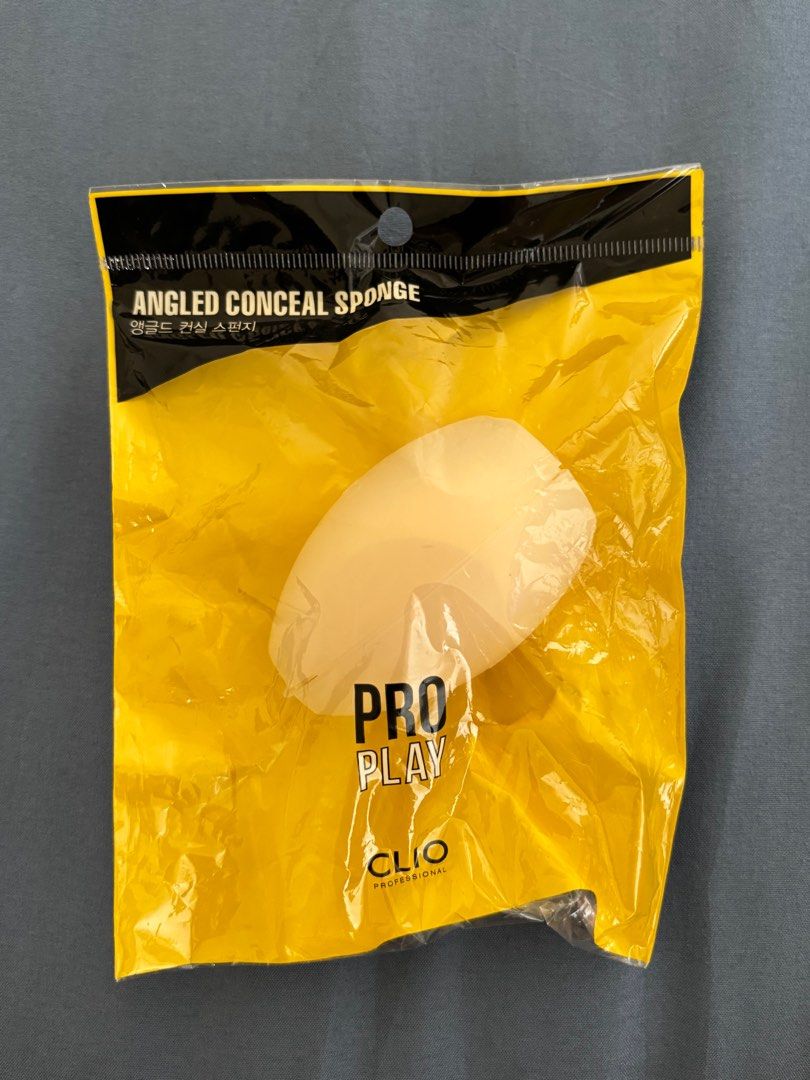 Bundle: Laura Mercier Pouch & Club Clio Foundation Sponge (Category: Other Accessories) located in Pasig City. Submitted by sunshine_007 (Listing ID 1412767385, Image 3). Description: Bundle: - Laura Mercier Pouch - Club Clio Foundation Sponge.