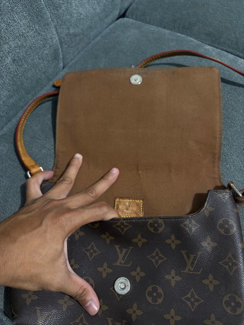 Louis Vuitton Monogram Shoulder Bag (Category: Luxury Bags & Wallets) located in Las Pinas. Submitted by jaymar1999 (Listing ID 1412794850, Image 3). Description: Louis Vuitton Monogram Musette Tango Shoulder Bag Brown Minor isse strap over all excellent Price 1000+sf Location manila las piñas.
