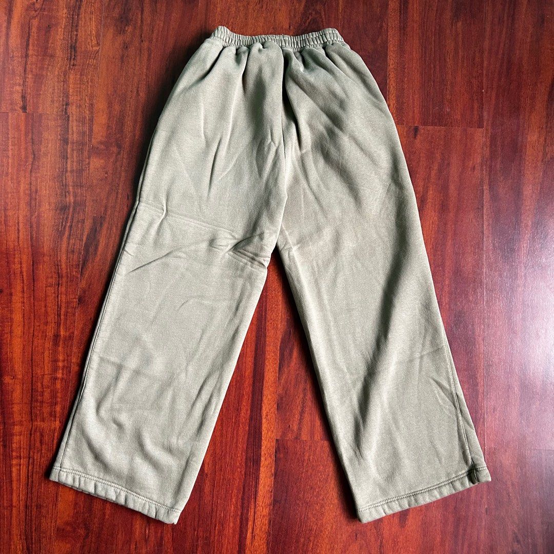 Olive Green Wide Leg Sweatpants (Category: Joggers) located in Quezon City. Submitted by laddddddd (Listing ID 1412798715, Image 2). Description: Olive Green Sweatpants Joggers Wide Stretchable Waist Width: 13-19 Length: 37 Leg Opening: 10.