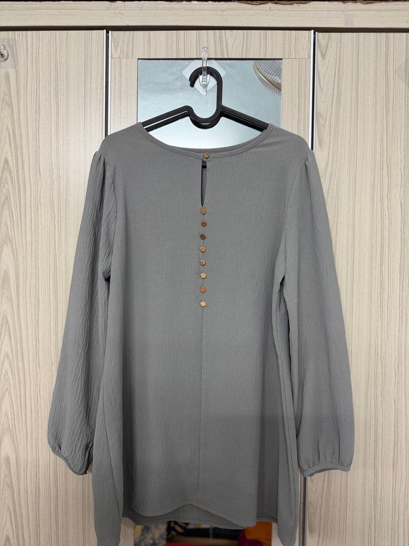 Preloved item (Category: Blouses) located in Johor Bahru. Submitted by zanariah89 (Listing ID 1412856468, Image 2). Description: Baju preloved to let go Price exclude postage .
