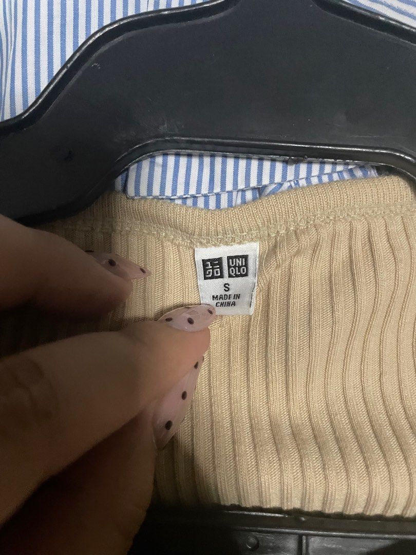 Uniqlo Ribbed Crop Top - Size S (Category: Shirts) located in Bulacan. Submitted by elehktrax (Listing ID 1412798908, Image 3). Description: - Uniqlo crop top - Size: Small - Style: Cropped - Design: Ribbed - Color: Beige - Perfect for layering or casual wear.