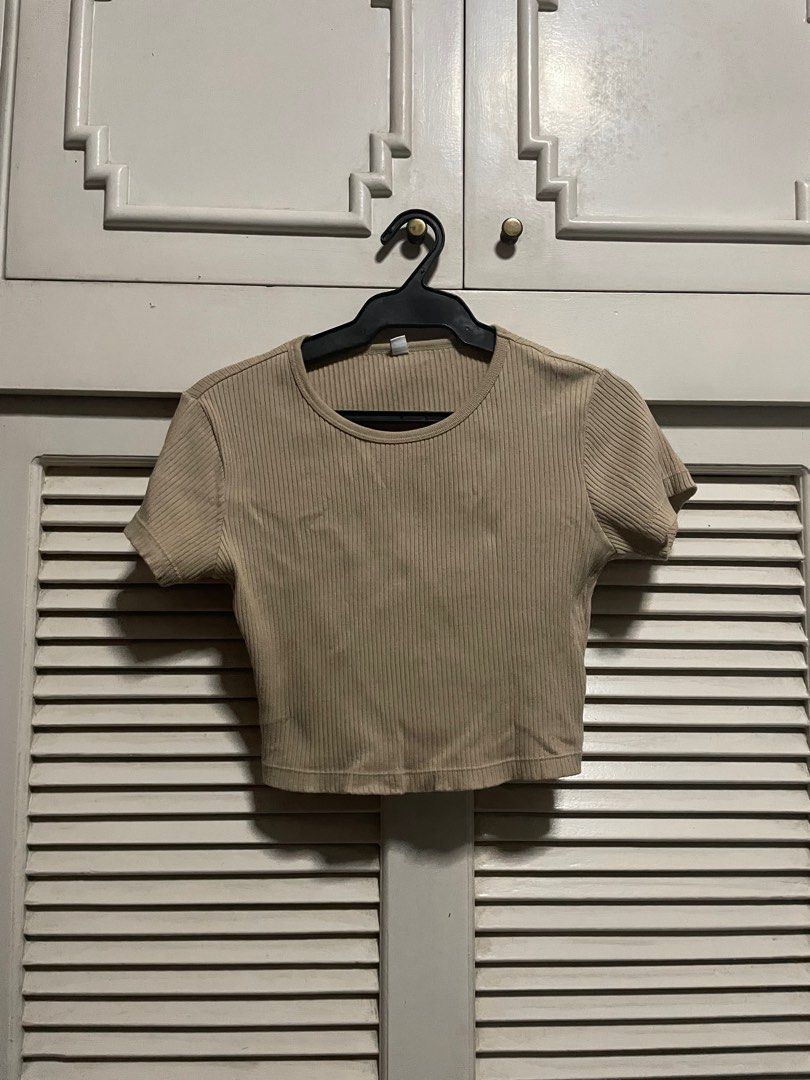Uniqlo Ribbed Crop Top - Size S (Category: Shirts) located in Bulacan. Submitted by elehktrax (Listing ID 1412798908, Image 1). Description: - Uniqlo crop top - Size: Small - Style: Cropped - Design: Ribbed - Color: Beige - Perfect for layering or casual wear.