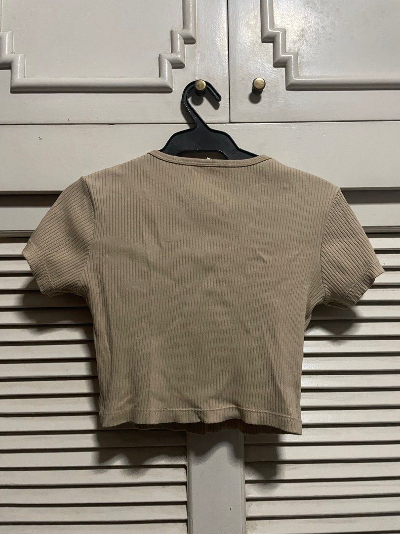 Uniqlo Ribbed Crop Top - Size S (Category: Shirts) located in Bulacan. Submitted by elehktrax (Listing ID 1412798908, Image 2). Description: - Uniqlo crop top - Size: Small - Style: Cropped - Design: Ribbed - Color: Beige - Perfect for layering or casual wear.