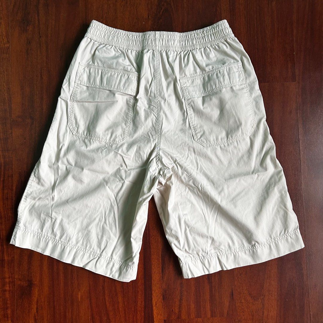 Uniqlo U Oversized Shorts (Category: Shorts) located in Quezon City. Submitted by laddddddd (Listing ID 1412799998, Image 2). Description: Uniqlo U Oversized Shorts Medium Width: 15.5 Length: 25.