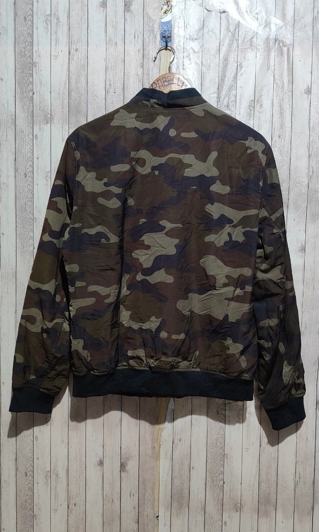 ZARA MAN CAMOU BOMBER JACKET (Category: Coats, Jackets and Outerwear) located in Manila. Submitted by rumarabe (Listing ID 1412806207, Image 2). Description: ZARA MAN BOMBER CAMOU JACKET W/ 2 SIDE ZIPPER POCKETS COMPLETE TAGS SIZE: MEDIUM FRAME (22.5X26) IN EXCELLENT CONDITION.