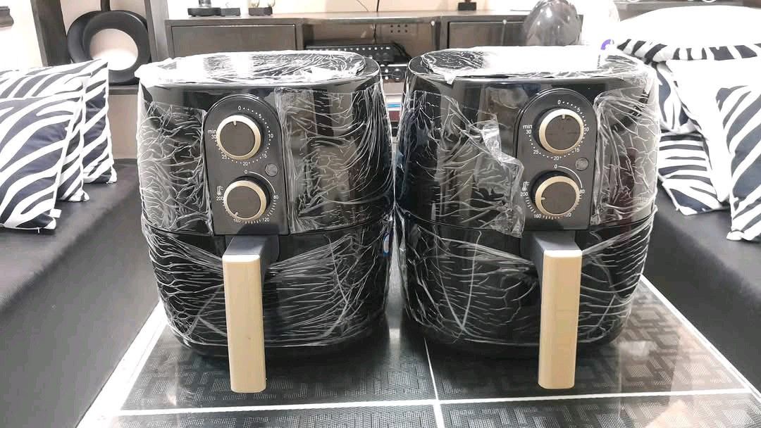 air fryer 4.5L (Category: Cookers) located in Manila. Submitted by asstditems (Listing ID 1407803090, Image 2). Description: AIR FRYER SIZE ：4.5 L Same day delivery via Lalamove Location: Manila Mop: Cod/Gcash payment.