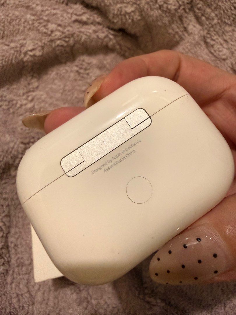 Apple AirPods Pro 2nd Gen with MagSafe Case (Category: Earphones) located in Manila. Submitted by luvfab (Listing ID 1407793575, Image 2). Description: Original with complete inclusion Like new Warranty till Feb 2026 Slightly negotiable .