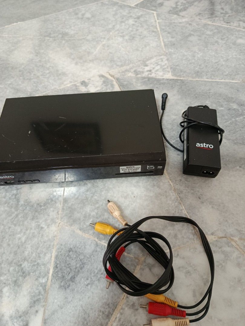 Astro Decoder (Category: Media Streamers & Hubs) located in Puchong. Submitted by boonbt (Listing ID 1407824617, Image 2). Description: Astro Decoder with cables.