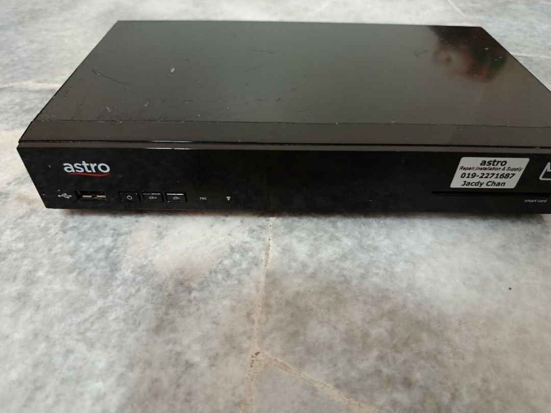 Astro Decoder (Category: Media Streamers & Hubs) located in Puchong. Submitted by boonbt (Listing ID 1407824617, Image 1). Description: Astro Decoder with cables.