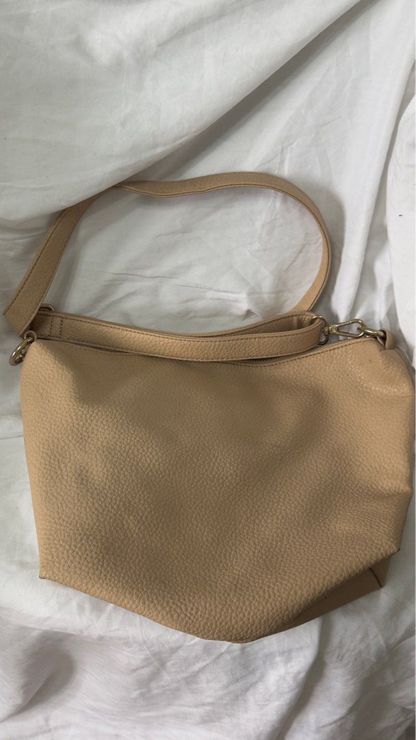 BCBG PARIS BAG (Category: Cross-body Bags) located in Rizal. Submitted by marispreloved (Listing ID 1407761912, Image 3). Description: .