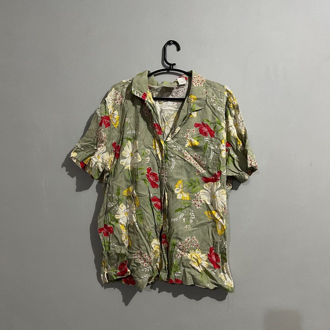 Floral top (Category: Blouses) located in Cavite. Submitted by isi____ (Listing ID 1407879086, Image 1). Description: Best fits Medium.
