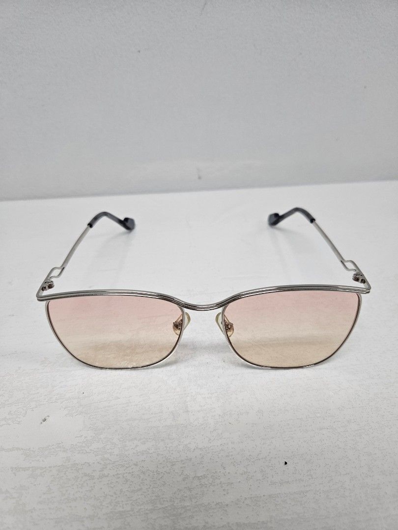 Gentle Monster Duda 02 Pilot Frame Sunglasses in Silber (Category: Sunglasses & Eyewear) located in Pasig City. Submitted by simdeclutters (Listing ID 1407894163, Image 3). Description: Comes with case (has some discoloration).