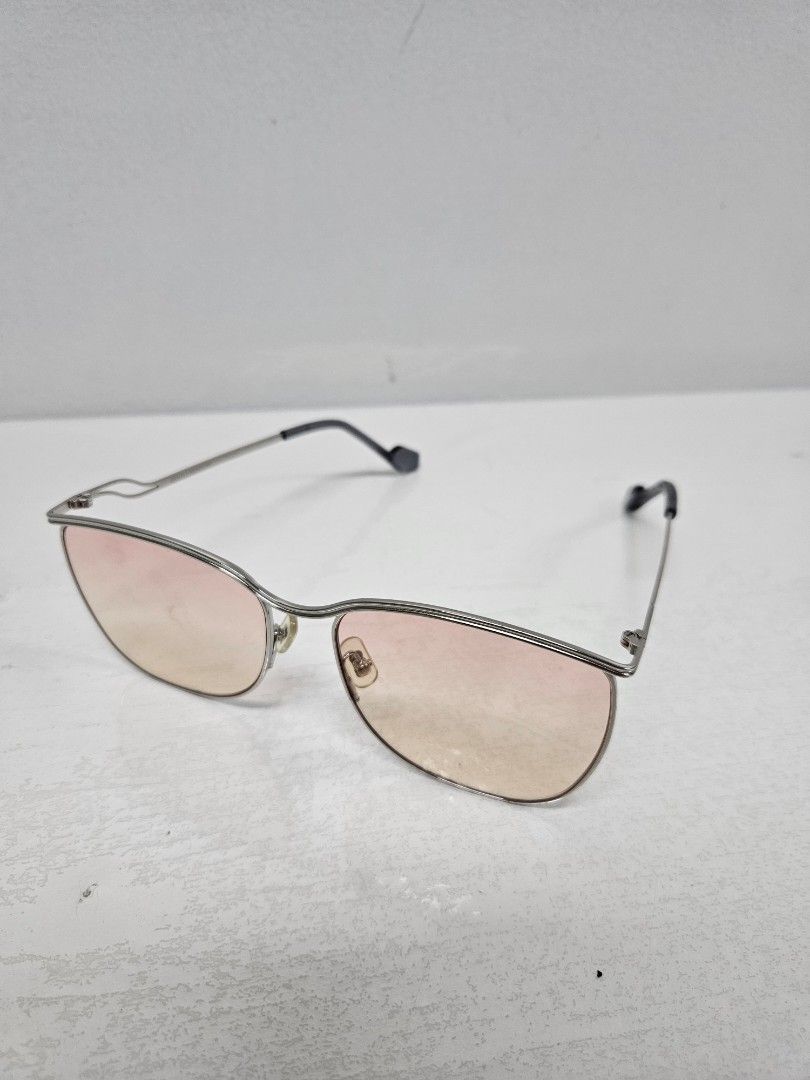 Gentle Monster Duda 02 Pilot Frame Sunglasses in Silber (Category: Sunglasses & Eyewear) located in Pasig City. Submitted by simdeclutters (Listing ID 1407894163, Image 2). Description: Comes with case (has some discoloration).