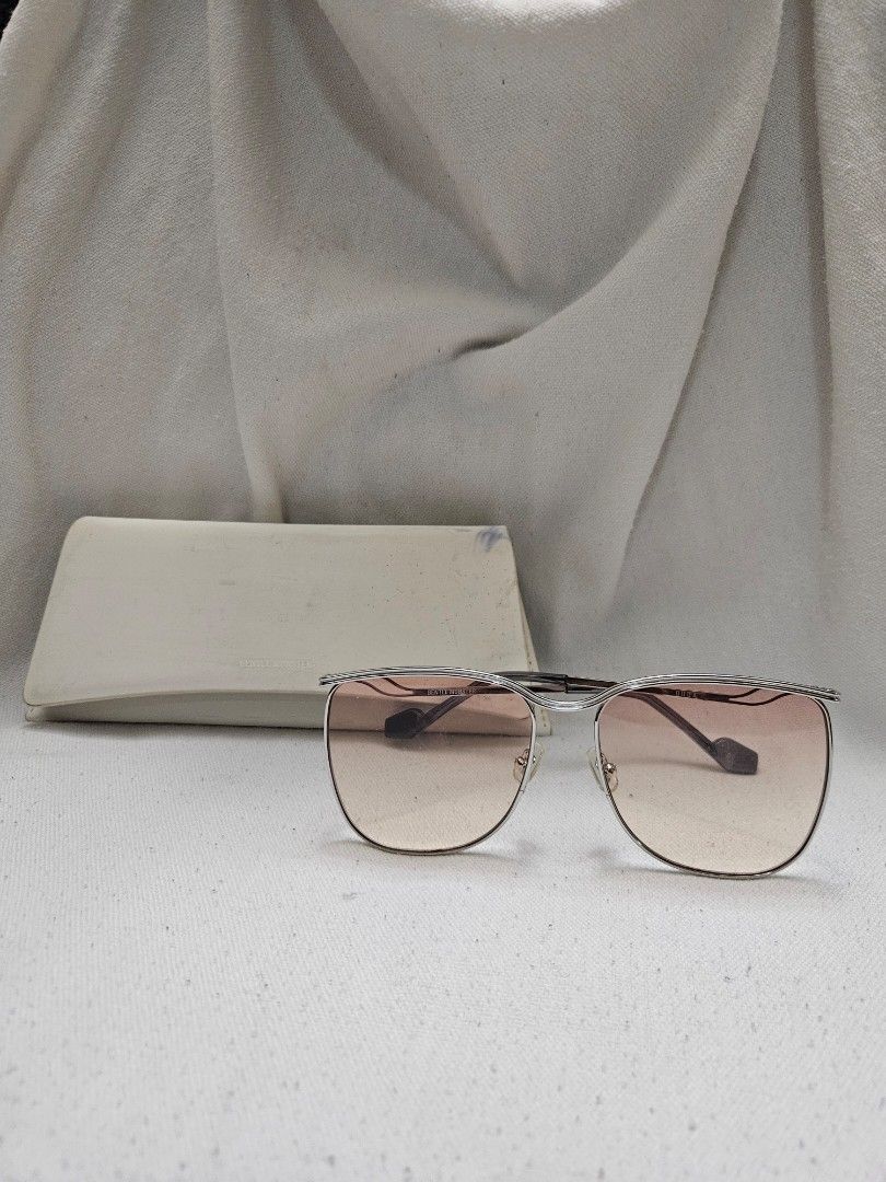 Gentle Monster Duda 02 Pilot Frame Sunglasses in Silber (Category: Sunglasses & Eyewear) located in Pasig City. Submitted by simdeclutters (Listing ID 1407894163, Image 1). Description: Comes with case (has some discoloration).