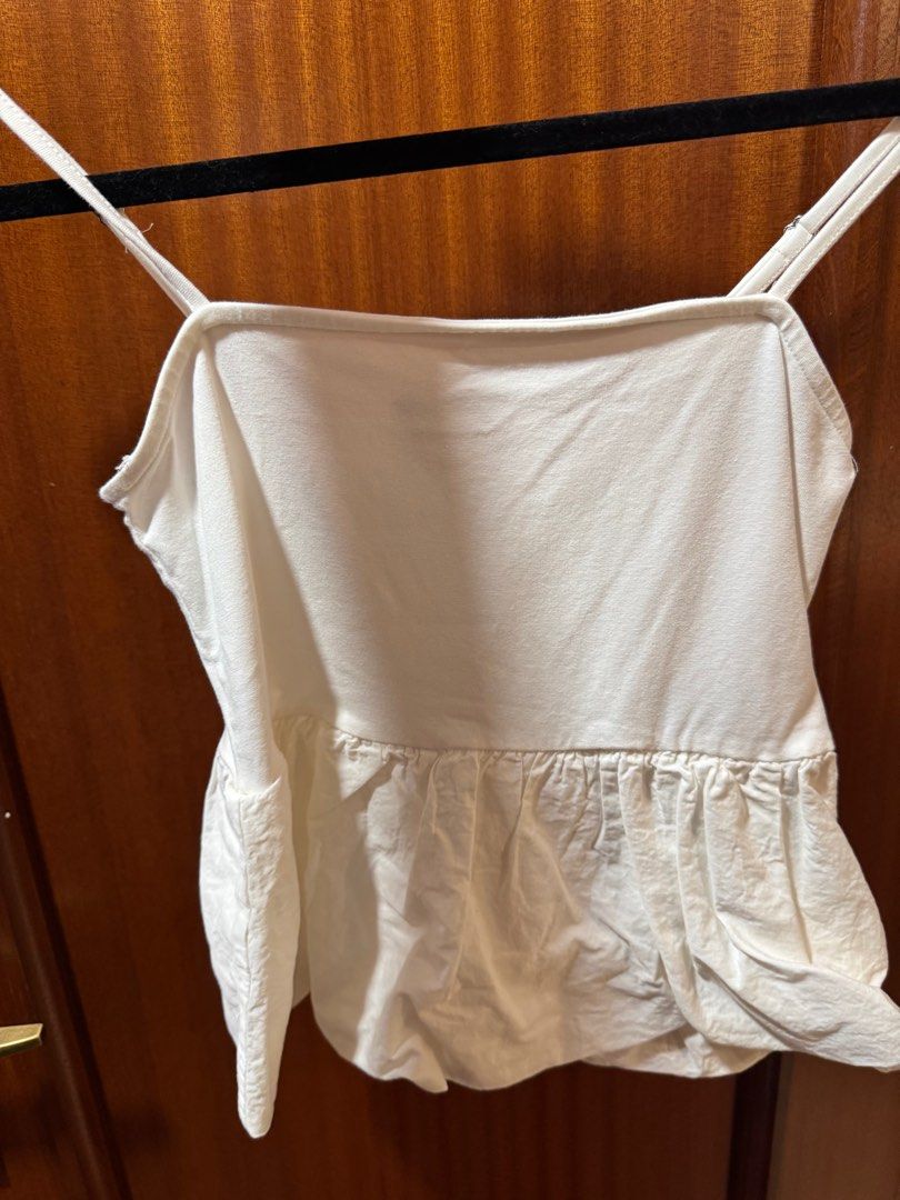 H&M Divided White Peplum Top XS (Category: Sleeveless) located in San Juan City. Submitted by baudeclutter (Listing ID 1407926557, Image 1). Description: - H&M Divided white peplum top - Size: XS - Adjustable spaghetti straps - Square neckline - Gathered peplum detail - Lightweight fabric.