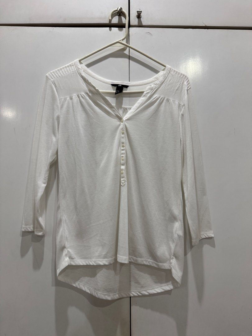 H&M White Blouse (Category: Longsleeves) located in Mandaluyong City. Submitted by arabeaaa (Listing ID 1407905105, Image 1). Description: - Good condition - Thin material - Can fit XS .