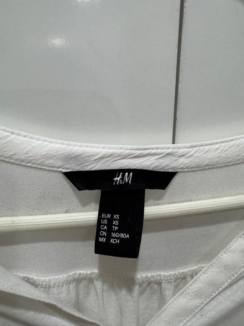 H&M White Blouse (Category: Longsleeves) located in Mandaluyong City. Submitted by arabeaaa (Listing ID 1407905105, Image 2). Description: - Good condition - Thin material - Can fit XS .