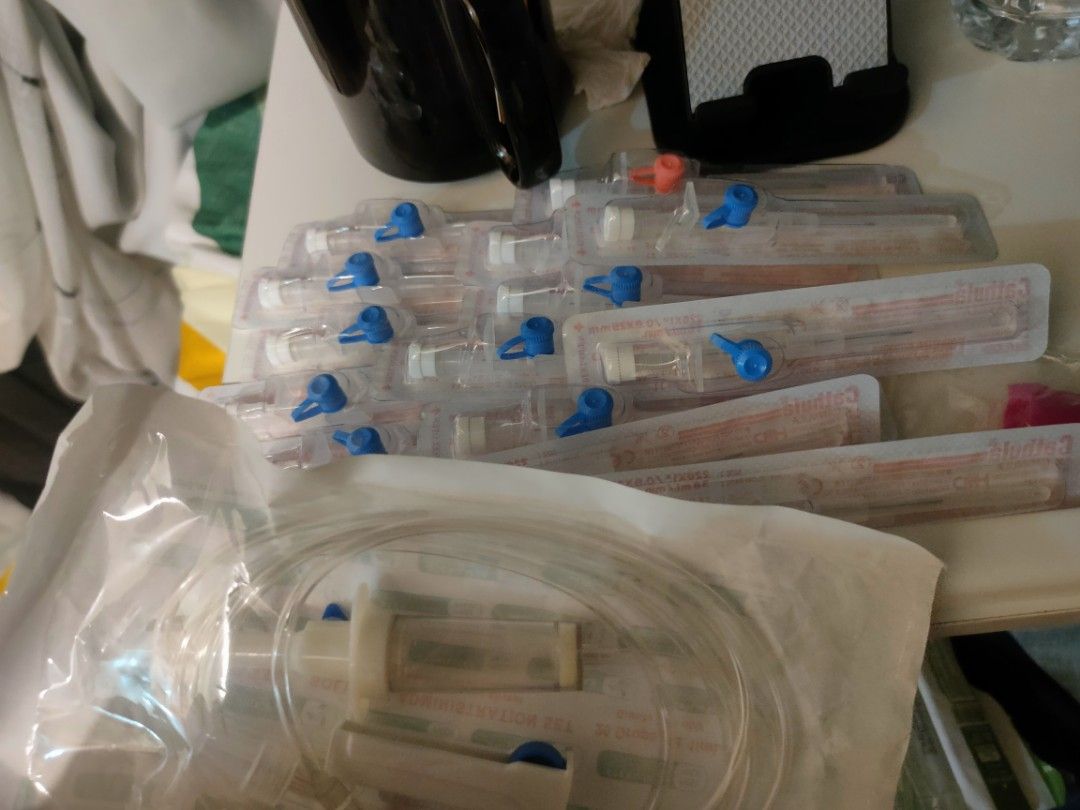 IV Catheter Set (catheter 15 pcs) (Category: Medical Supplies & Tools) located in Manila. Submitted by thatstyle (Listing ID 1407843290, Image 1). Description: - expiration: 2026 -11- blue: * gauge 20Gx1 1/4 / 1.0x 32mm x32 mm * flow rate: 64 ml /min. pink: * gauge: 22Gx1 /0.8x25mm * flow rate: 38ml/min. IV catheter sets, likely for medical use. Includes multiple individual sets, each sealed in its original packaging. The sets appear to have blue