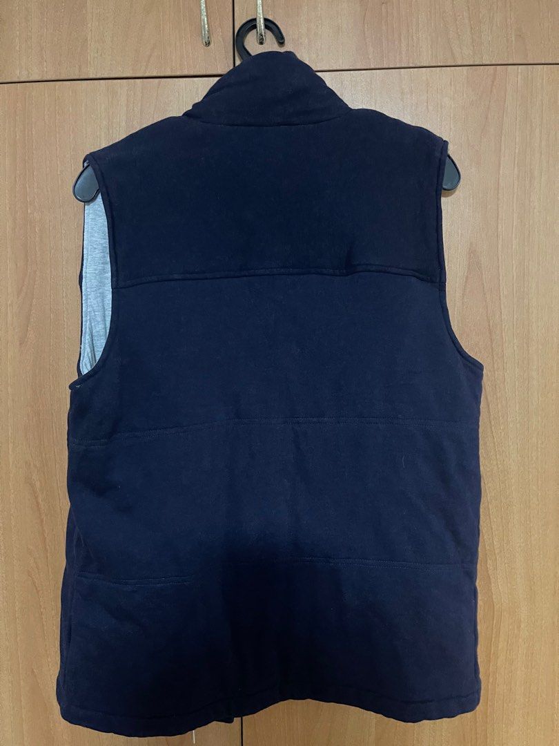 K-Swiss Navy Blue Vest (Category: Vests) located in Manila. Submitted by lucas_cl (Listing ID 1407809125, Image 2). Description: - K-Swiss navy blue vest - Button-up front - Two front pockets - High collar - Grey interior lining - K-Swiss logo patch - Size: Medium NO ISSUE.