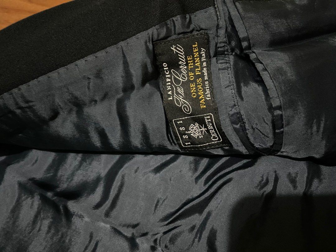 Lanificio f.lli Cerruti Blazer (Category: Coats, Jackets and Outerwear) located in Mandaluyong City. Submitted by limonlime (Listing ID 1407877933, Image 2). Description: - Lanificio F.lli Cerruti blazer - Classic two-button design - Luxurious flannel lining - Includes inside pockets - Made in Italy - Timeless and versatile .