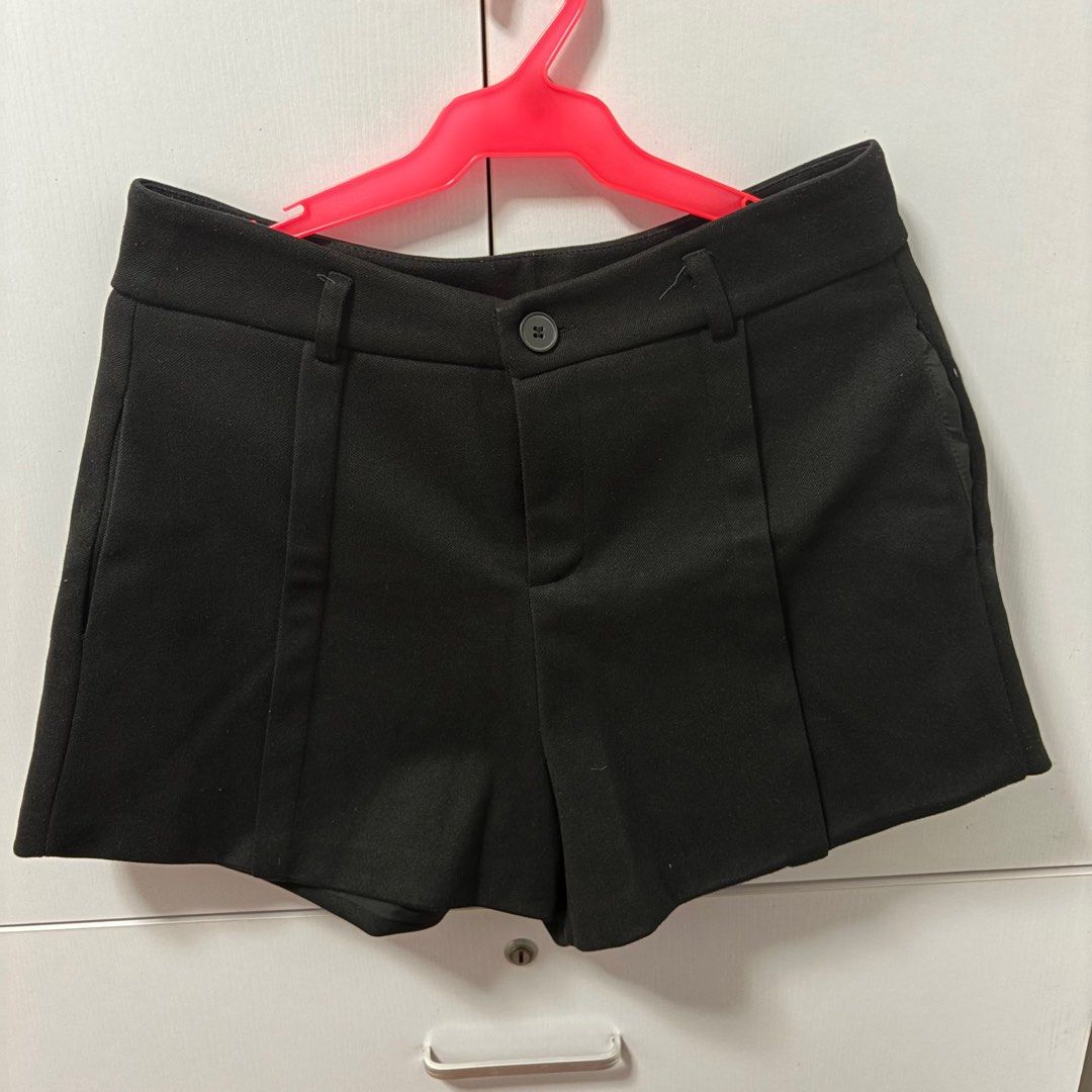 Lovito Pleated Pocket Shorts (Category: Shorts) located in Quezon City. Submitted by aesells (Listing ID 1407849697, Image 2). Description: Color: Black & Coffee Brown Size: XL (see size chart last photo) 200 pesos each (original price was 380) .