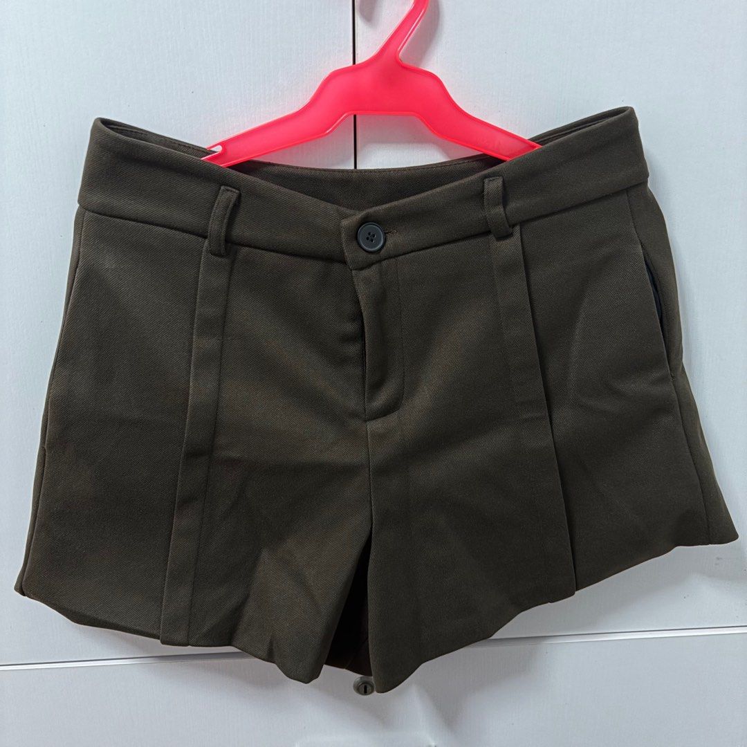 Lovito Pleated Pocket Shorts (Category: Shorts) located in Quezon City. Submitted by aesells (Listing ID 1407849697, Image 3). Description: Color: Black & Coffee Brown Size: XL (see size chart last photo) 200 pesos each (original price was 380) .