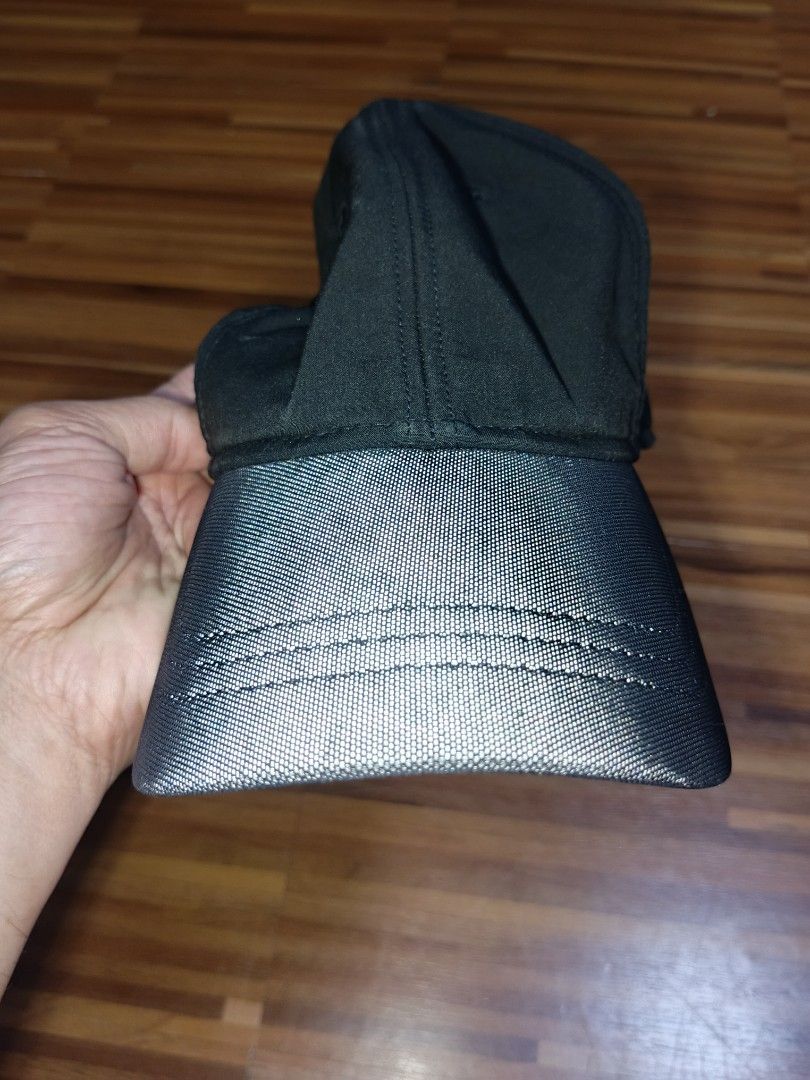 Lululemon women's reflective hat (Category: Hats & Beanies) located in Taguig. Submitted by nextflip (Listing ID 1407801238, Image 2). Description: with issue see last photo.