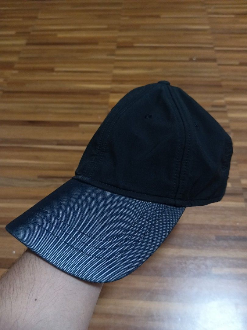 Lululemon women's reflective hat (Category: Hats & Beanies) located in Taguig. Submitted by nextflip (Listing ID 1407801238, Image 1). Description: with issue see last photo.