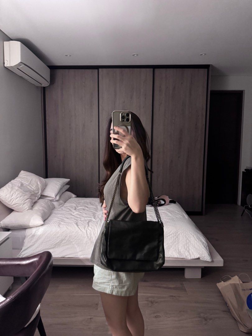 Original Zara Shoulder bag (Category: Shoulder Bags) located in Makati City. Submitted by lexyu (Listing ID 1407898684, Image 1). Description: Original price around 2.6k Manage expectations pls, stored for a long time.