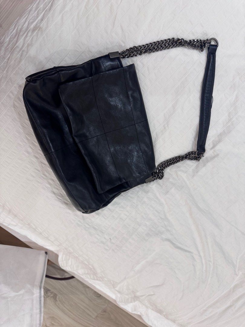 Original Zara Shoulder bag (Category: Shoulder Bags) located in Makati City. Submitted by lexyu (Listing ID 1407898684, Image 2). Description: Original price around 2.6k Manage expectations pls, stored for a long time.