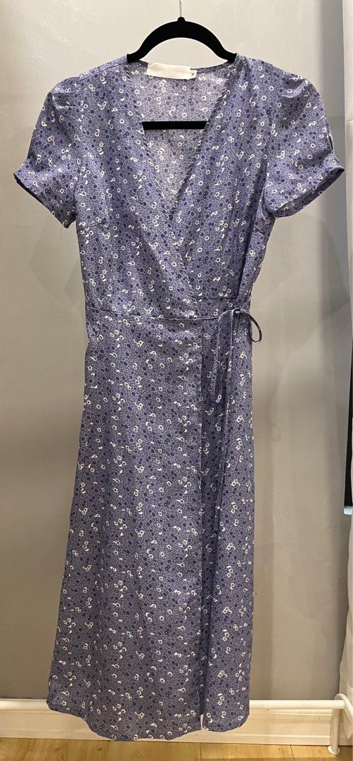 Purple Floral Wrap Dress (Category: Dresses) located in Talavera. Submitted by jtdeclutters (Listing ID 1407857424, Image 2). Description: - Floral Wrap Dress - Brand: IG Boutique - Size: M - Design: Wrap style - Features: Floral print - Color: Purple 🧍🏻‍♀️Body measurements of wearer: 32 (with 34B bra size)-27-37 👗 Dress Length - 41.5 inches 📌Due to factors, such as fabric elasticity and measurement methods, may have an error of 1-3cm. .