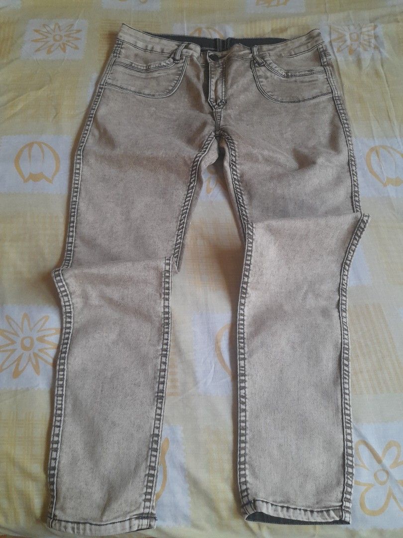 Reversible Skinny Jeans (Category: Jeans) located in San Pedro. Submitted by JohnsonKeeps (Listing ID 1407833068, Image 1). Description: - Reversible skinny jeans - Black and acid-like colors - Classic pocket design(shallow pockets) - Fabric: spandex - Waist : 32 inches Length: 37 inches.