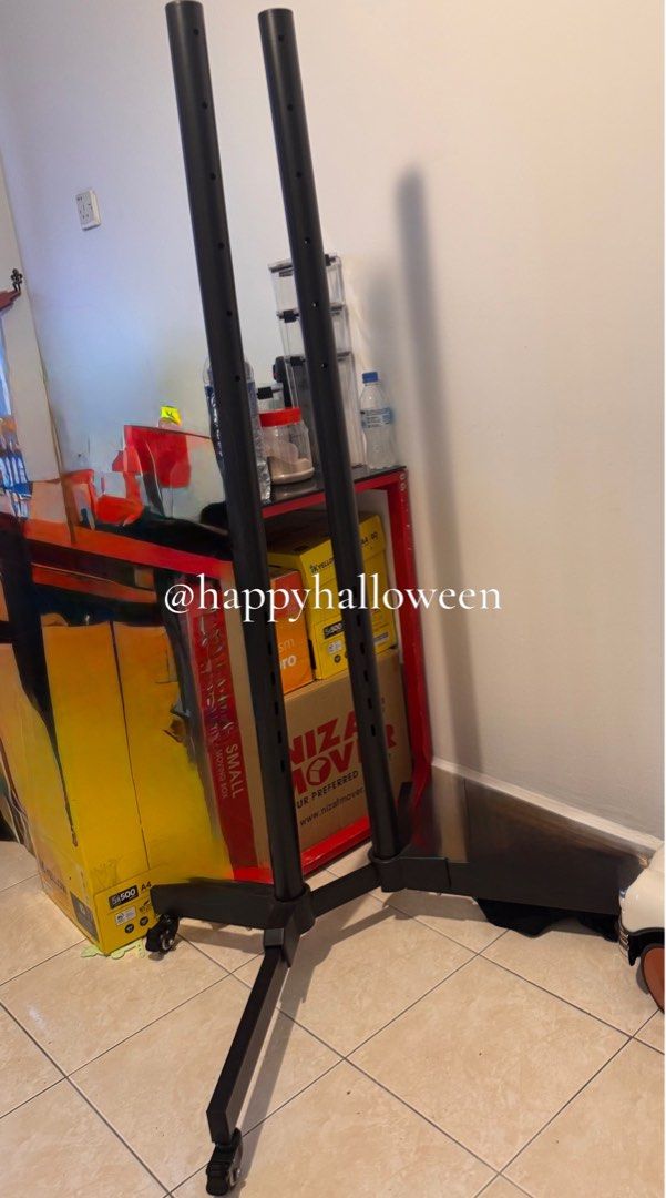 TV Stand (Category: TV Parts & Accessories) located in Kuala Lumpur. Submitted by cgrace1 (Listing ID 1407858708, Image 2). Description: Baru pakai 2 bulan 😉 - hanya stand TV - TV bracket tidak termasuk - self pickup only (Country Height Penampang) - harga boleh nego.