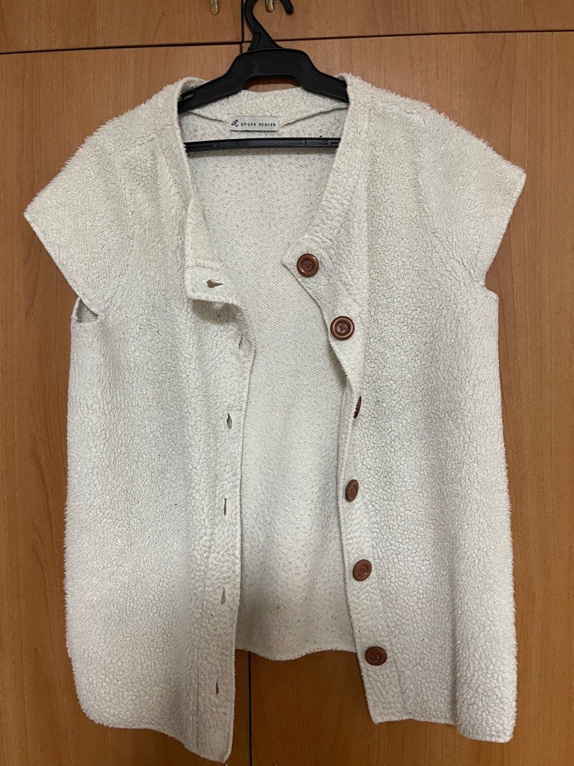 Uniqlo Fleece Vest (Category: Vests) located in Manila. Submitted by lucas_cl (Listing ID 1407809722, Image 1). Description: - Uniqlo fleece vest - Button-down front - Sleeveless design - Soft, textured exterior - Neutral color - Round neckline - Straight hemline - Comfortable layering piece Lightly used, NO ISSUE.